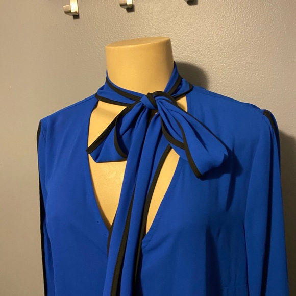 Royal blue shirt with black accents - Picture 3 of 4